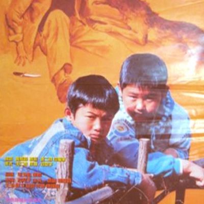 两个孩子和狗